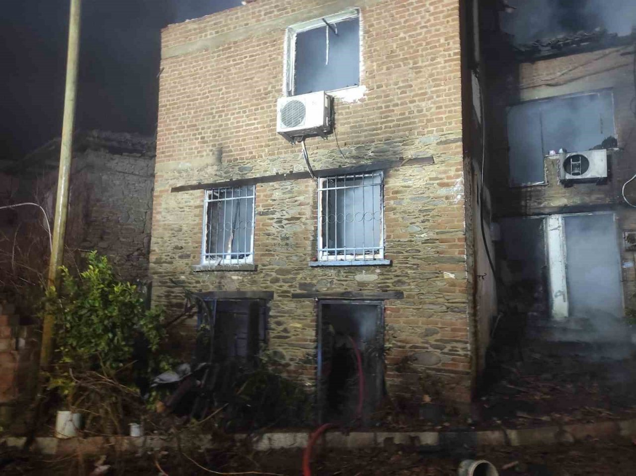 İzmir’deki yangında pencereden atlayan adam hayatını kaybetti