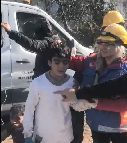 Kahraman Halit, 59 saat sonra iki vatandaşa nefes oldu