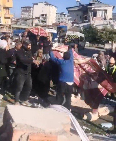 Kahraman Halit, 59 saat sonra iki vatandaşa nefes oldu