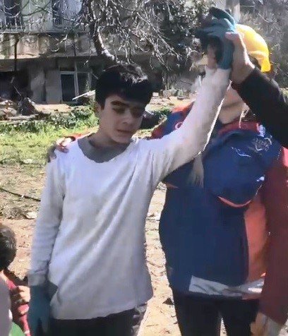 Kahraman Halit, 59 saat sonra iki vatandaşa nefes oldu