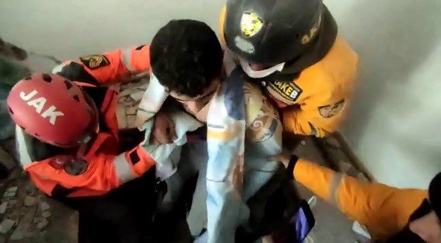 JAK timi enkaz altındaki 3 kardeşi kurtardı