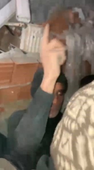 Enkazdan 66 saat sonra çıkarıldı, şehadet parmağını havaya kaldırarak "Allah işinizi rast getirsin; Allahu Ekber" dedi