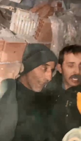 Enkazdan 66 saat sonra çıkarıldı, şehadet parmağını havaya kaldırarak "Allah işinizi rast getirsin; Allahu Ekber" dedi