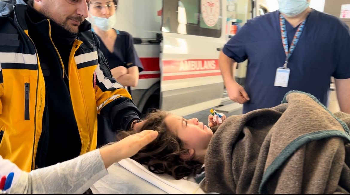 Depremde yaralanan 4 çocuk Manisa Şehir Hastanesine sevk edildi