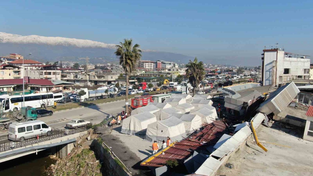 Yerle bir olan Hatay’a tırlar ile adeta yardım yağıyor