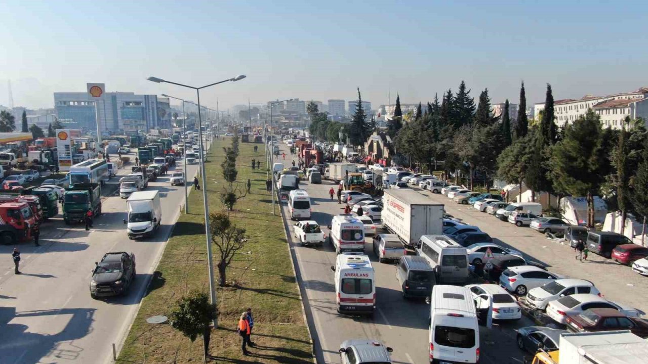 Yerle bir olan Hatay’a tırlar ile adeta yardım yağıyor