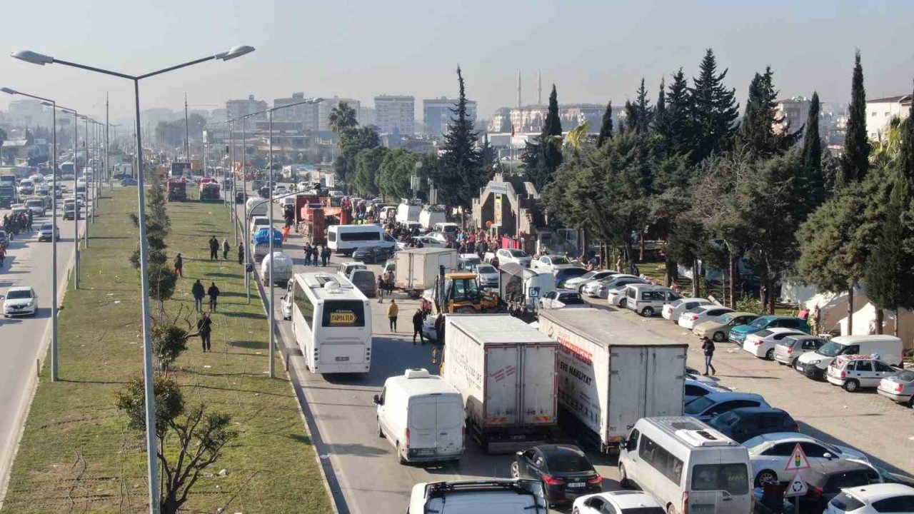 Yerle bir olan Hatay’a tırlar ile adeta yardım yağıyor