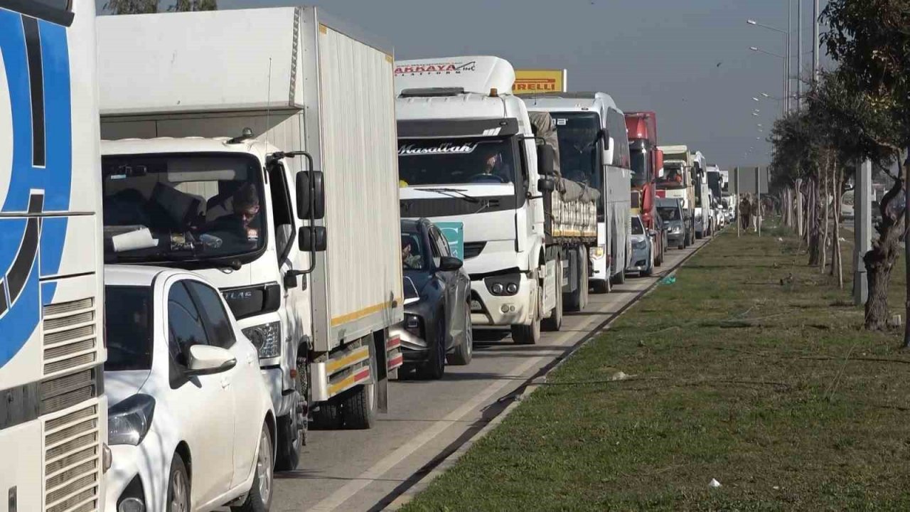 Yerle bir olan Hatay’a tırlar ile adeta yardım yağıyor