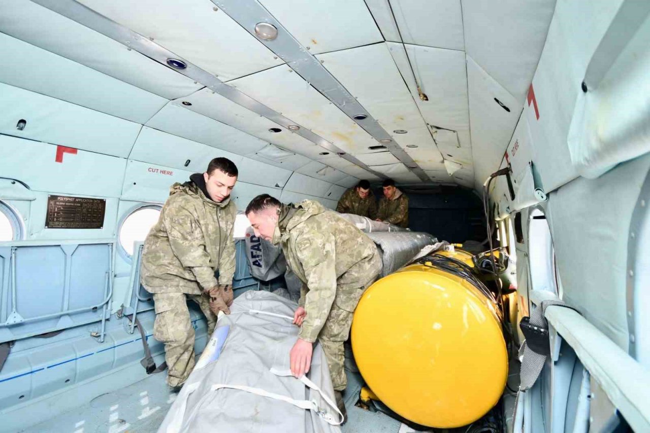 Çevre, Şehircilik ve İklim Değişikliği Bakanlığı: "Gaziantep dağlık kesimi köylerindeki depremzedelere askeri helikopterle yardım malzemesi ulaştırıldı"