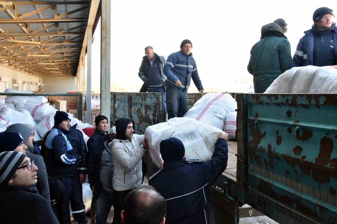 Germencik Belediyesi 2 yardım tırını daha yola çıkardı