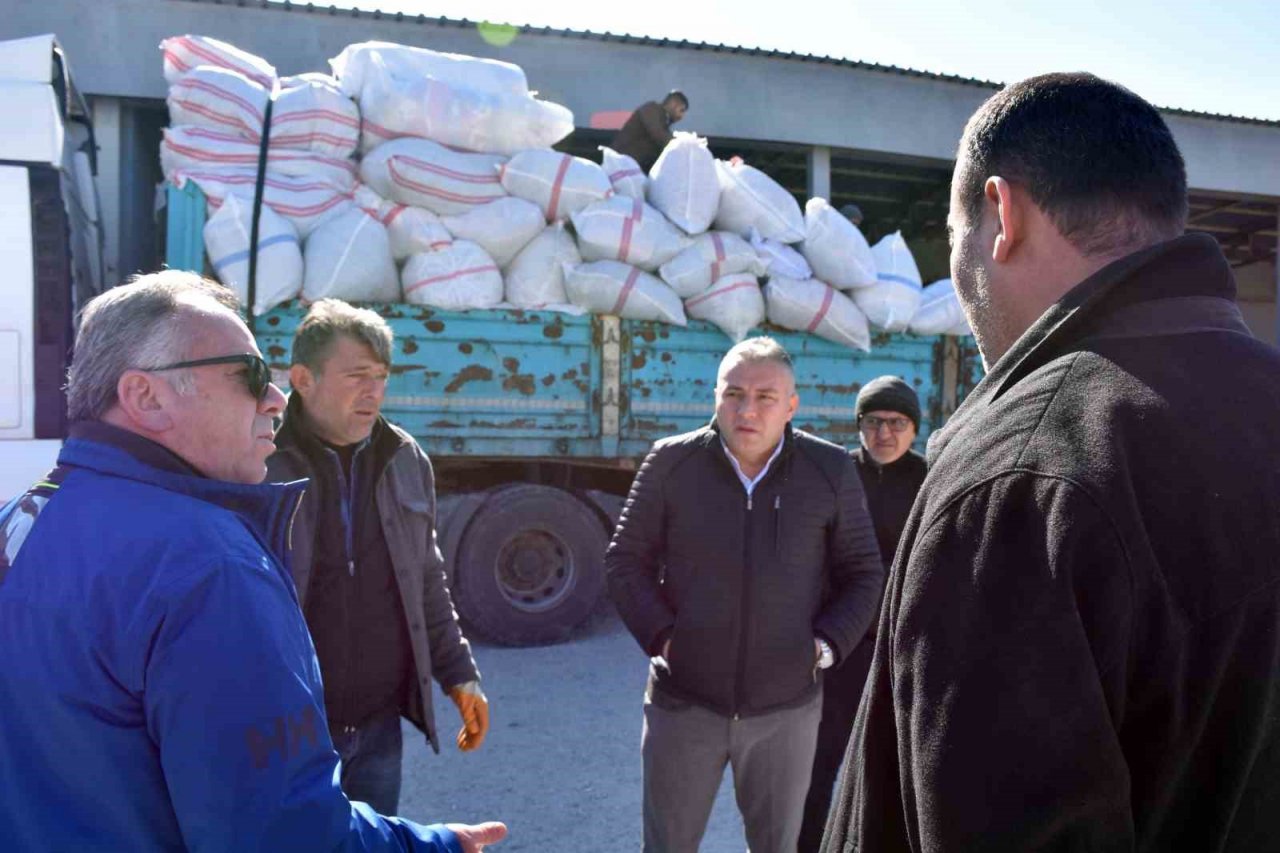 Germencik Belediyesi 2 yardım tırını daha yola çıkardı