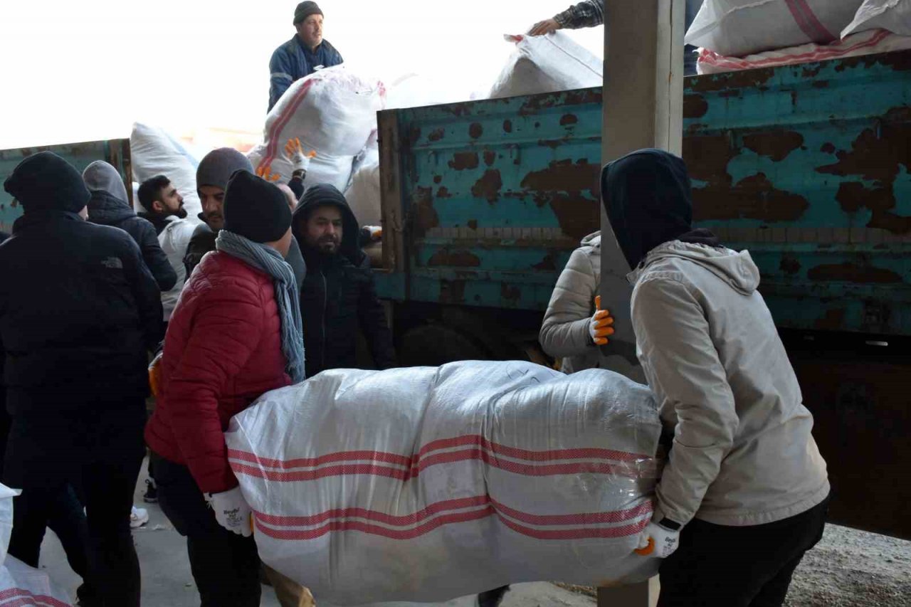Germencik Belediyesi 2 yardım tırını daha yola çıkardı