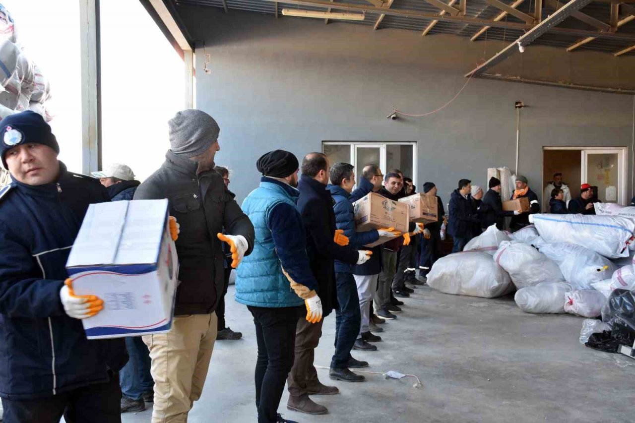 Germencik Belediyesi 2 yardım tırını daha yola çıkardı