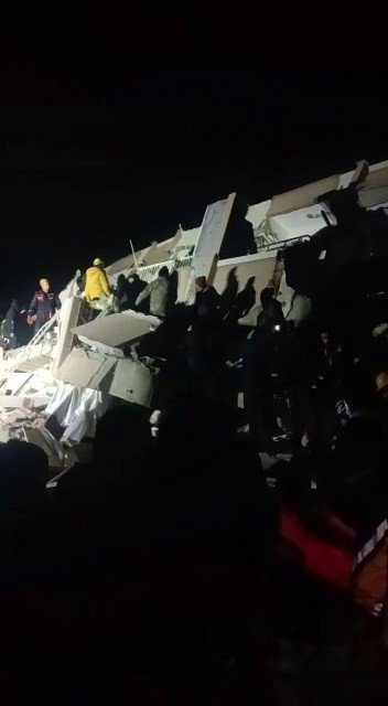 Anne ve 3 yaşındaki kızı enkazdan sağ olarak kurtarıldı