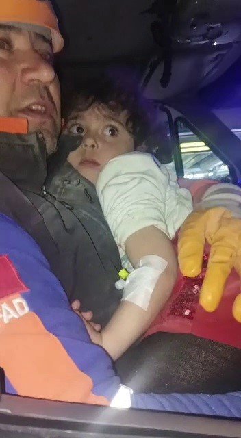 Anne ve 3 yaşındaki kızı enkazdan sağ olarak kurtarıldı