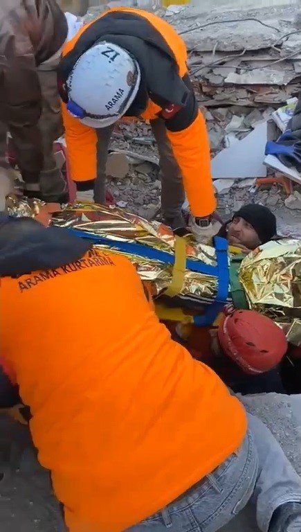 78 saatin sonunda enkazdan tekbirlerle çıkarıldı