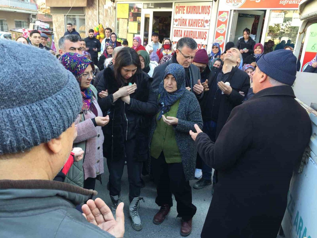 Depremde hayatını kaybeden genç öğretmene veda