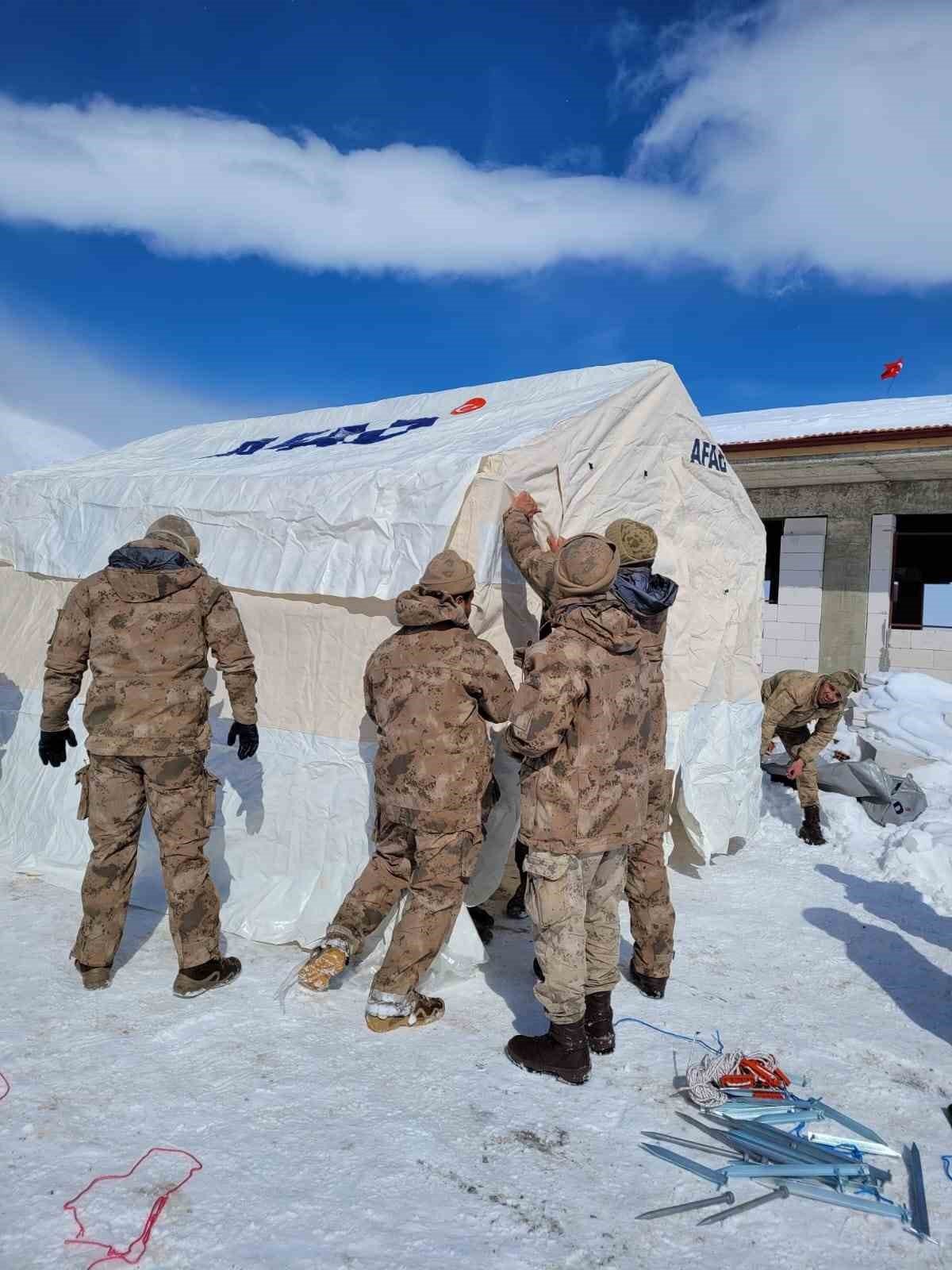 Mehmetçik deprem bölgesinde çalışmalarını sürdürüyor