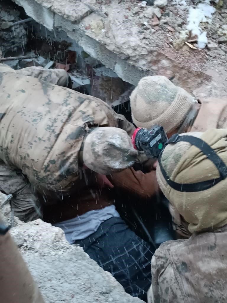 Mehmetçik deprem bölgesinde çalışmalarını sürdürüyor