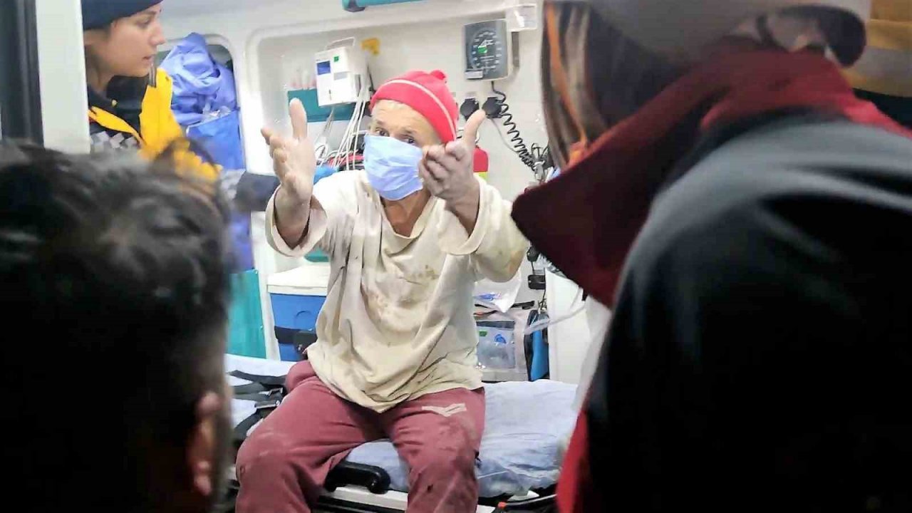 Ayaklarına doladığı bez parçalarıyla 72 saat yaşama tutundu