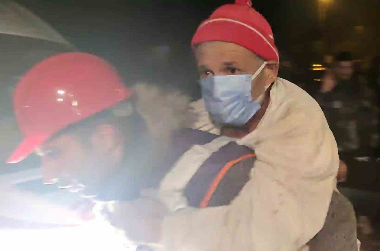 Ayaklarına doladığı bez parçalarıyla 72 saat yaşama tutundu