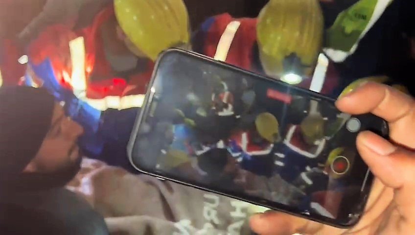 8 katlı binanın enkazından 70 saat sonra sağ çıktı