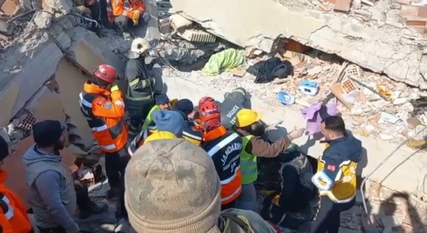 Enkazın altından 81 saat sonra kurtarıldı