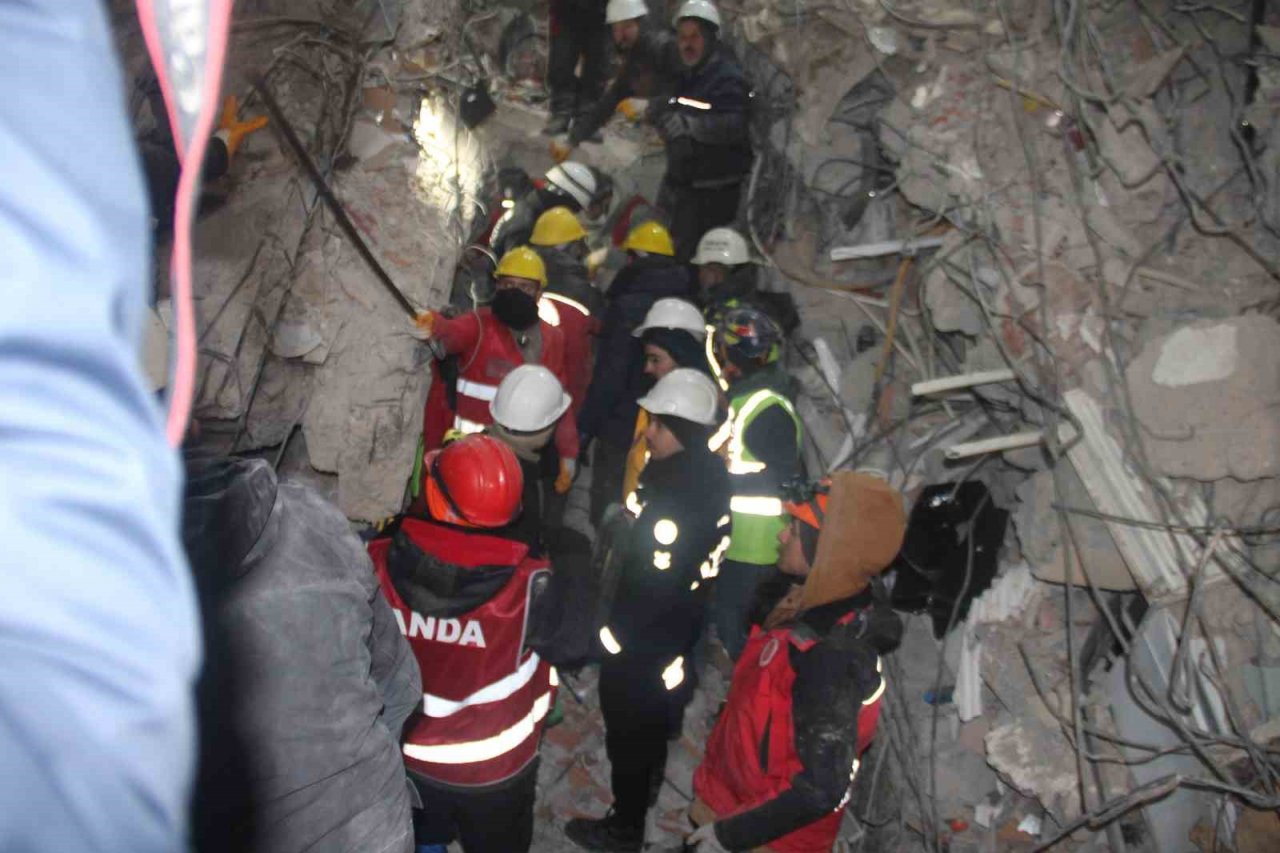 67 saat sonra sağ çıkarıldı, vatandaşlar alkışlarla moral verdi