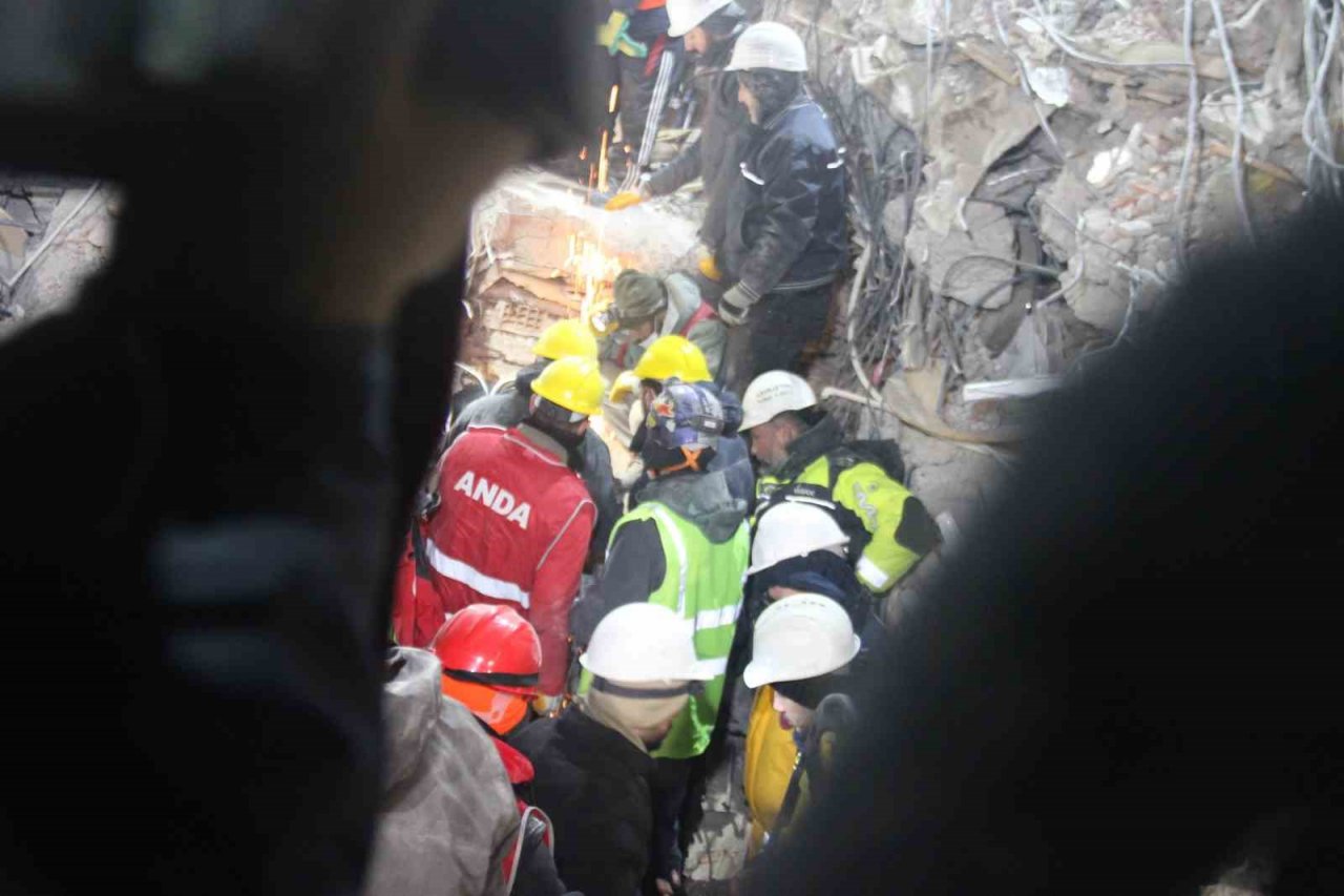 67 saat sonra sağ çıkarıldı, vatandaşlar alkışlarla moral verdi