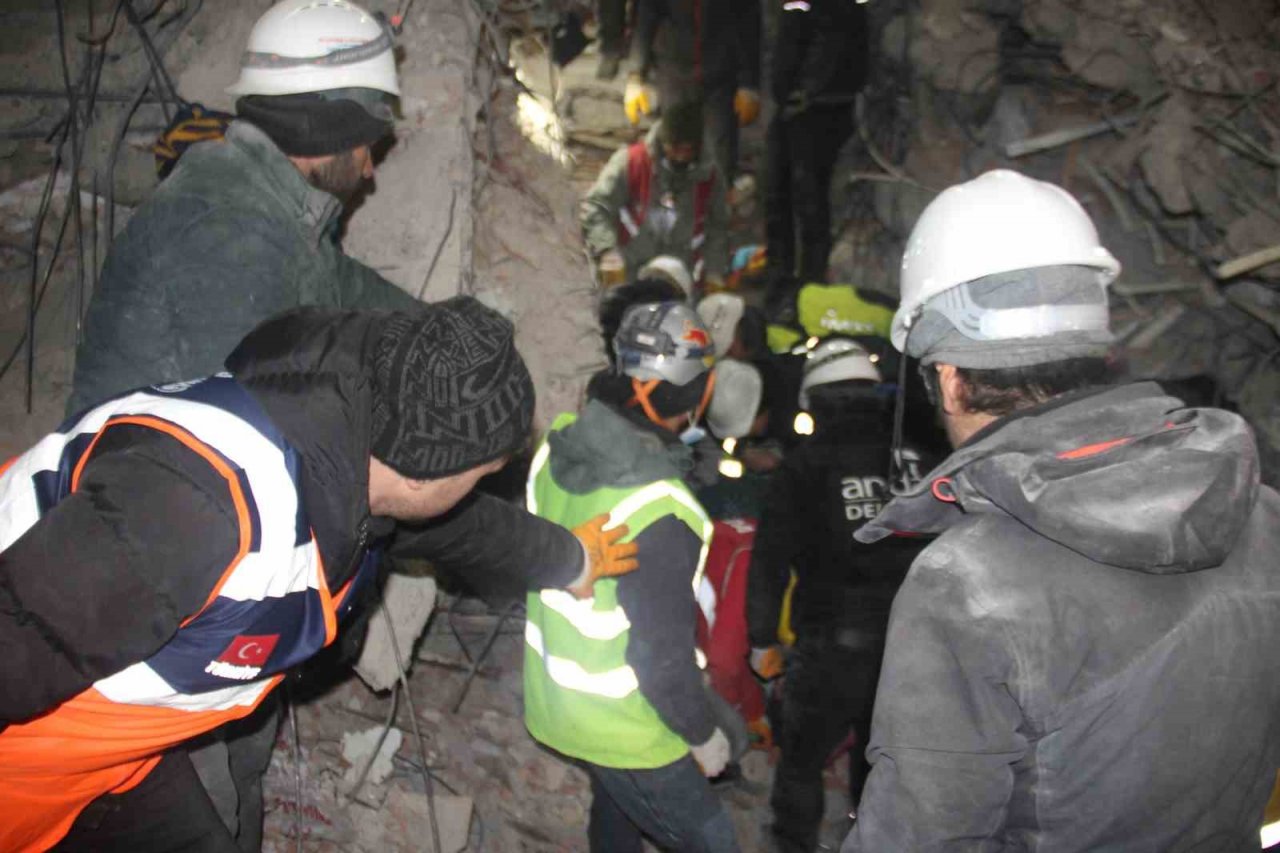 67 saat sonra sağ çıkarıldı, vatandaşlar alkışlarla moral verdi