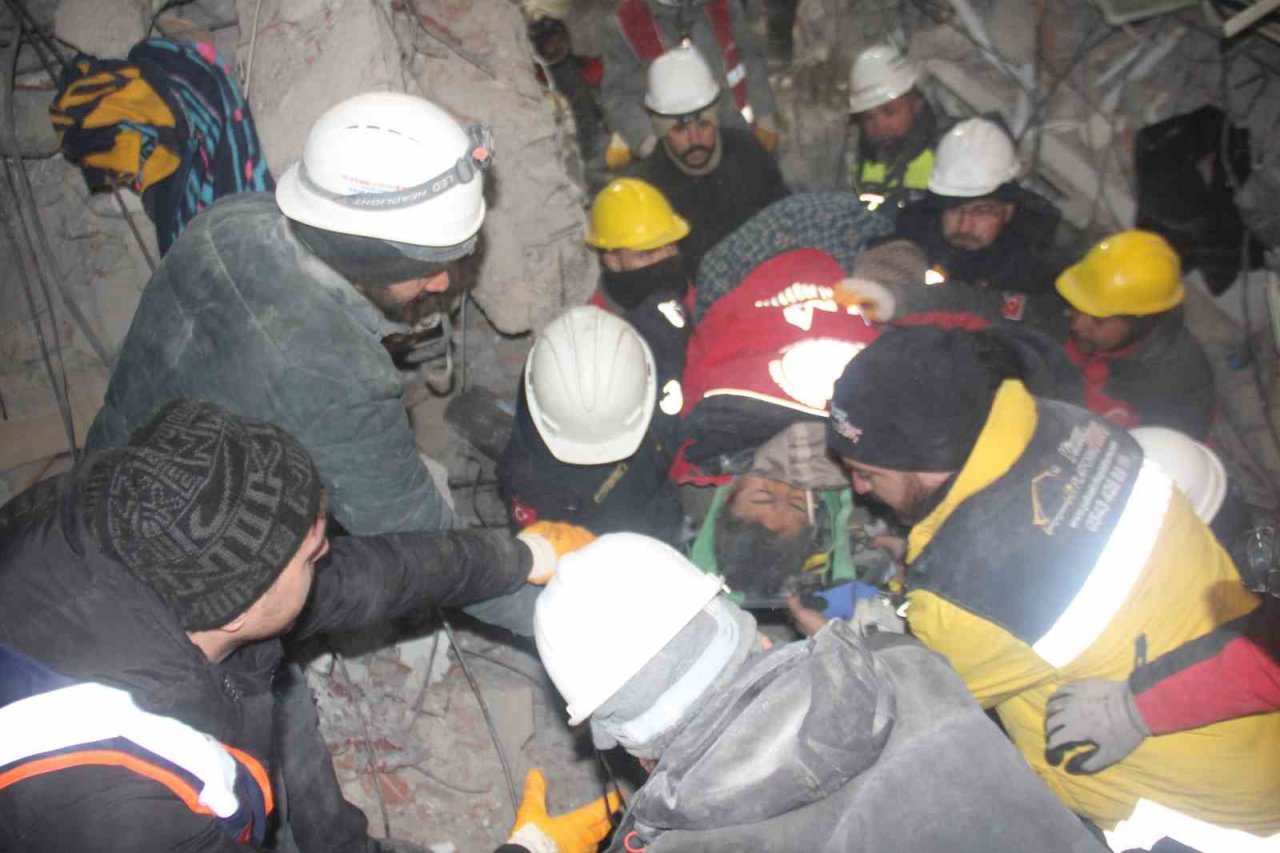 67 saat sonra sağ çıkarıldı, vatandaşlar alkışlarla moral verdi