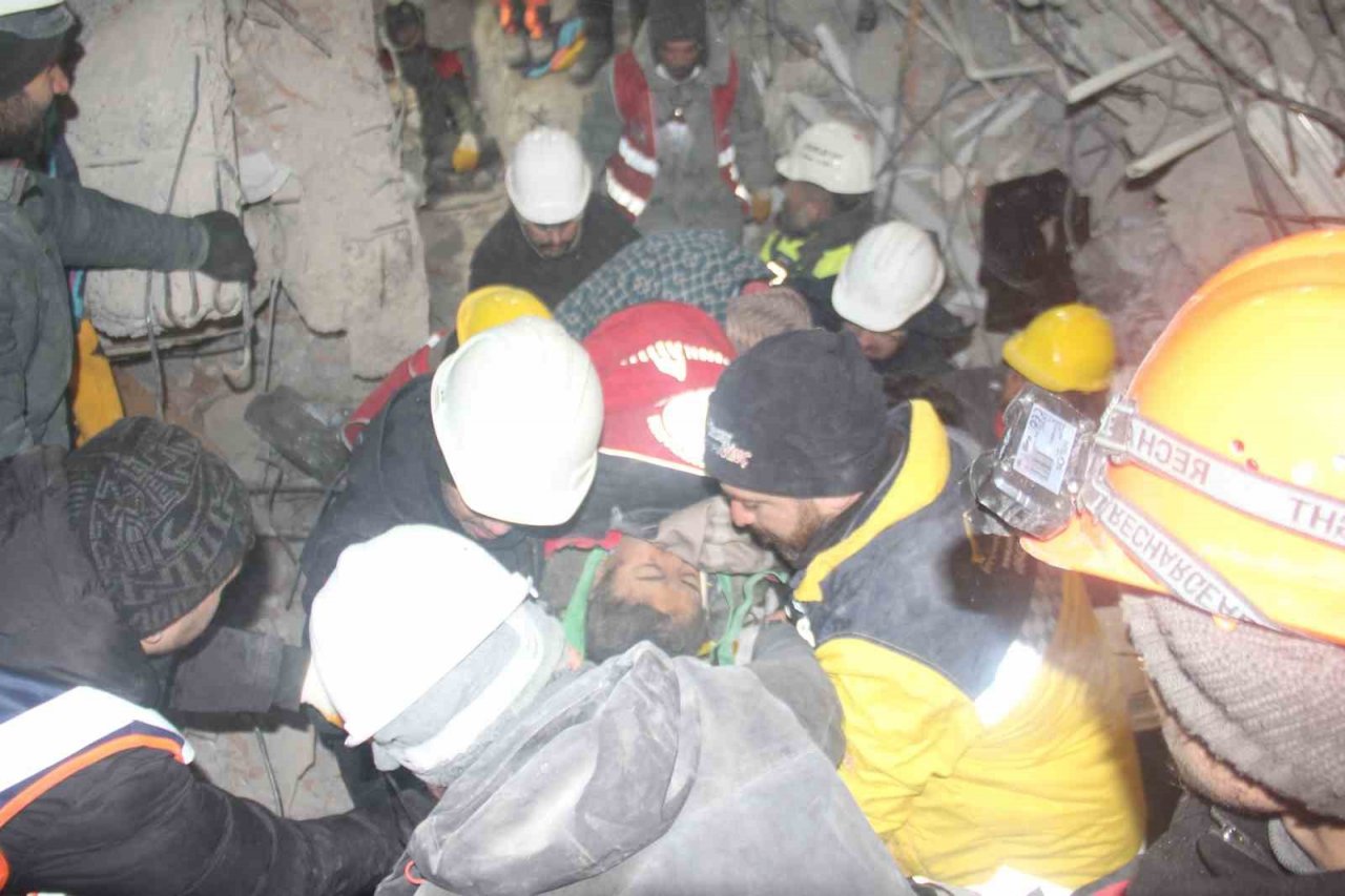 67 saat sonra sağ çıkarıldı, vatandaşlar alkışlarla moral verdi