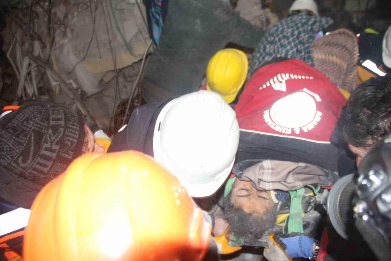 67 saat sonra sağ çıkarıldı, vatandaşlar alkışlarla moral verdi