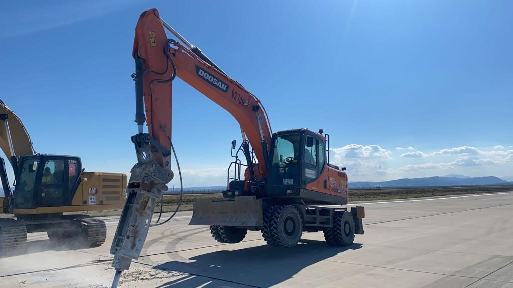 Hatay Havalimanı’nda hummalı inşaat çalışmaları devam ediyor