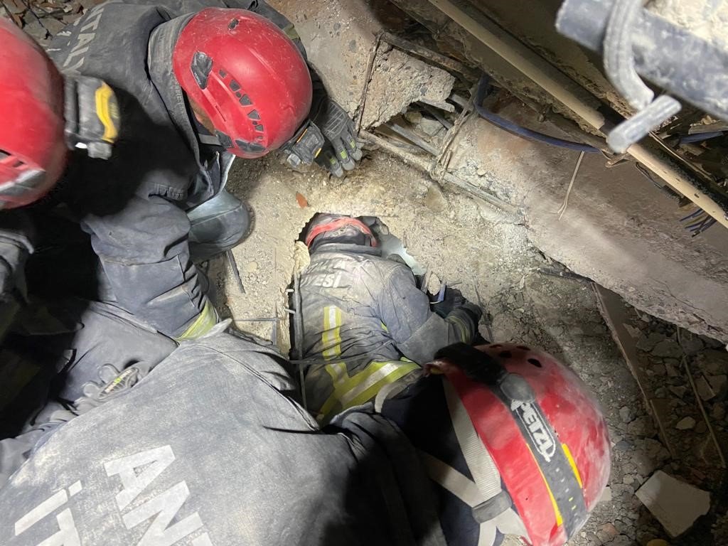 Enkazdayken duvara ’umudunu kaybetme’ yazdı, 64 saat sonra ‘ışığı’ gördü