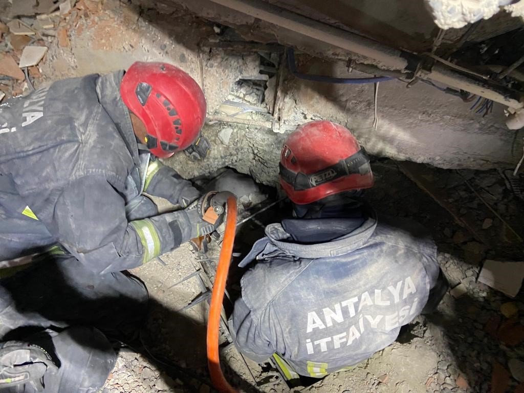 Enkazdayken duvara ’umudunu kaybetme’ yazdı, 64 saat sonra ‘ışığı’ gördü