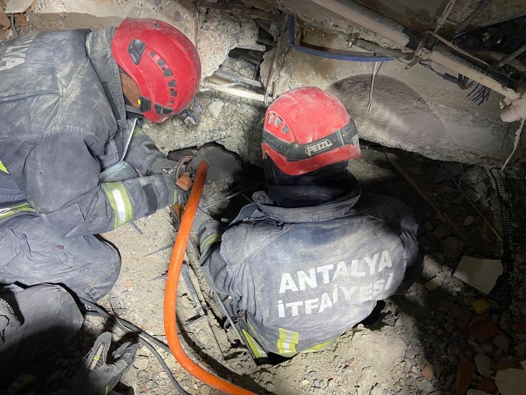 Enkazdayken duvara ’umudunu kaybetme’ yazdı, 64 saat sonra ‘ışığı’ gördü