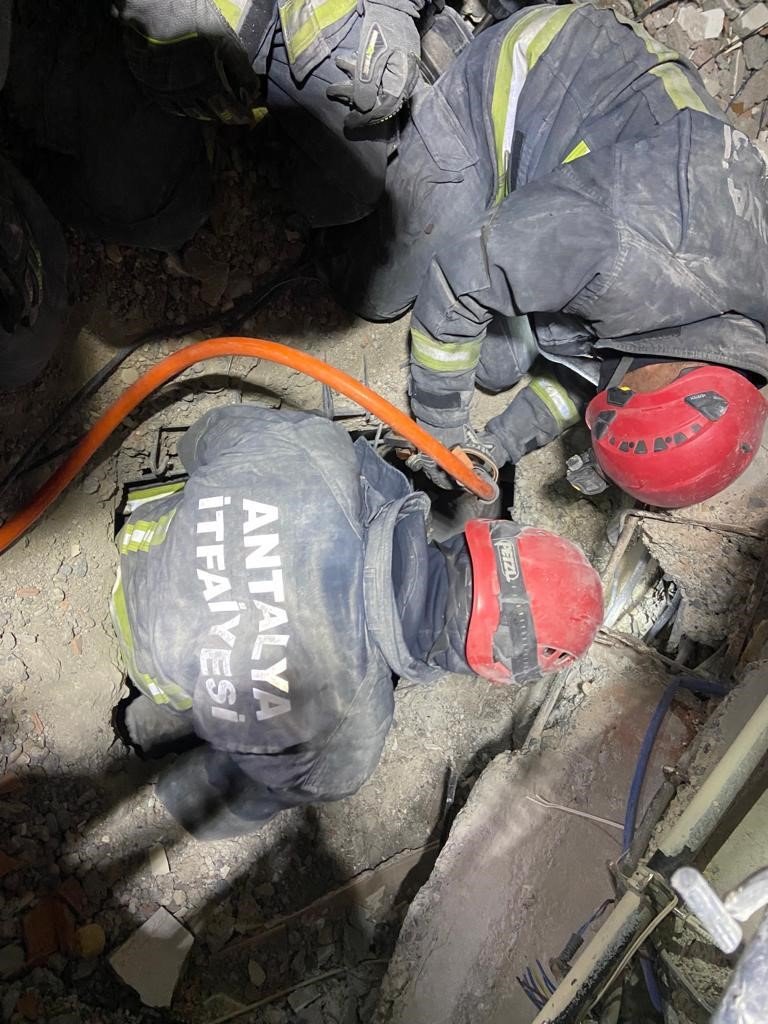 Enkazdayken duvara ’umudunu kaybetme’ yazdı, 64 saat sonra ‘ışığı’ gördü