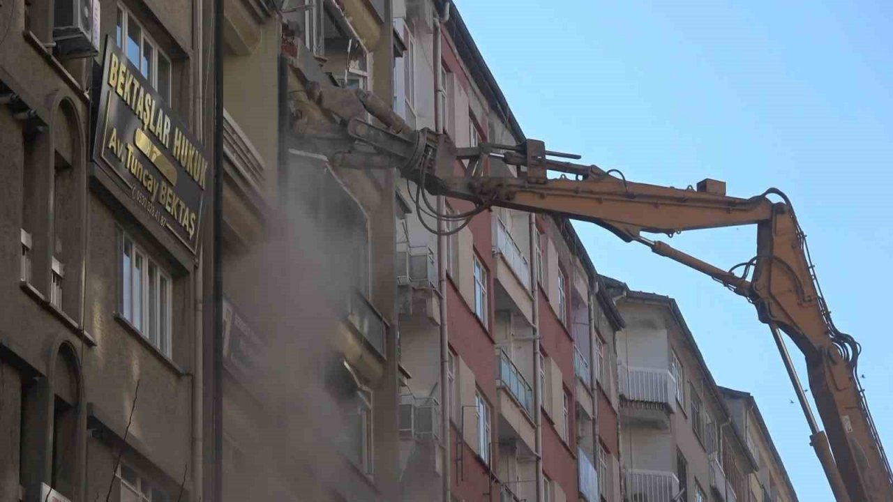 Gazi Caddesi’nde yıkım işlemleri başladı
