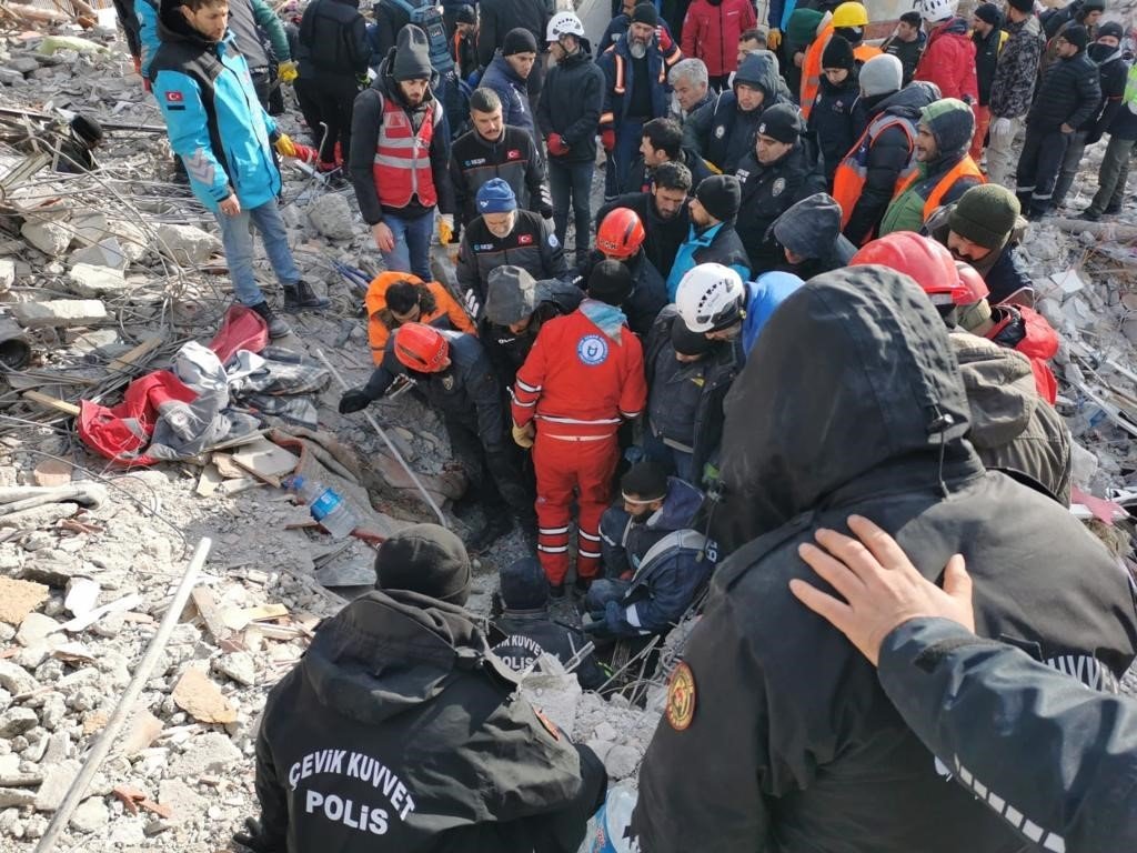 ADÜ Arama Kurtarma Ekibi deprem bölgesinde