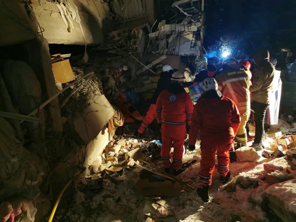 ADÜ Arama Kurtarma Ekibi deprem bölgesinde