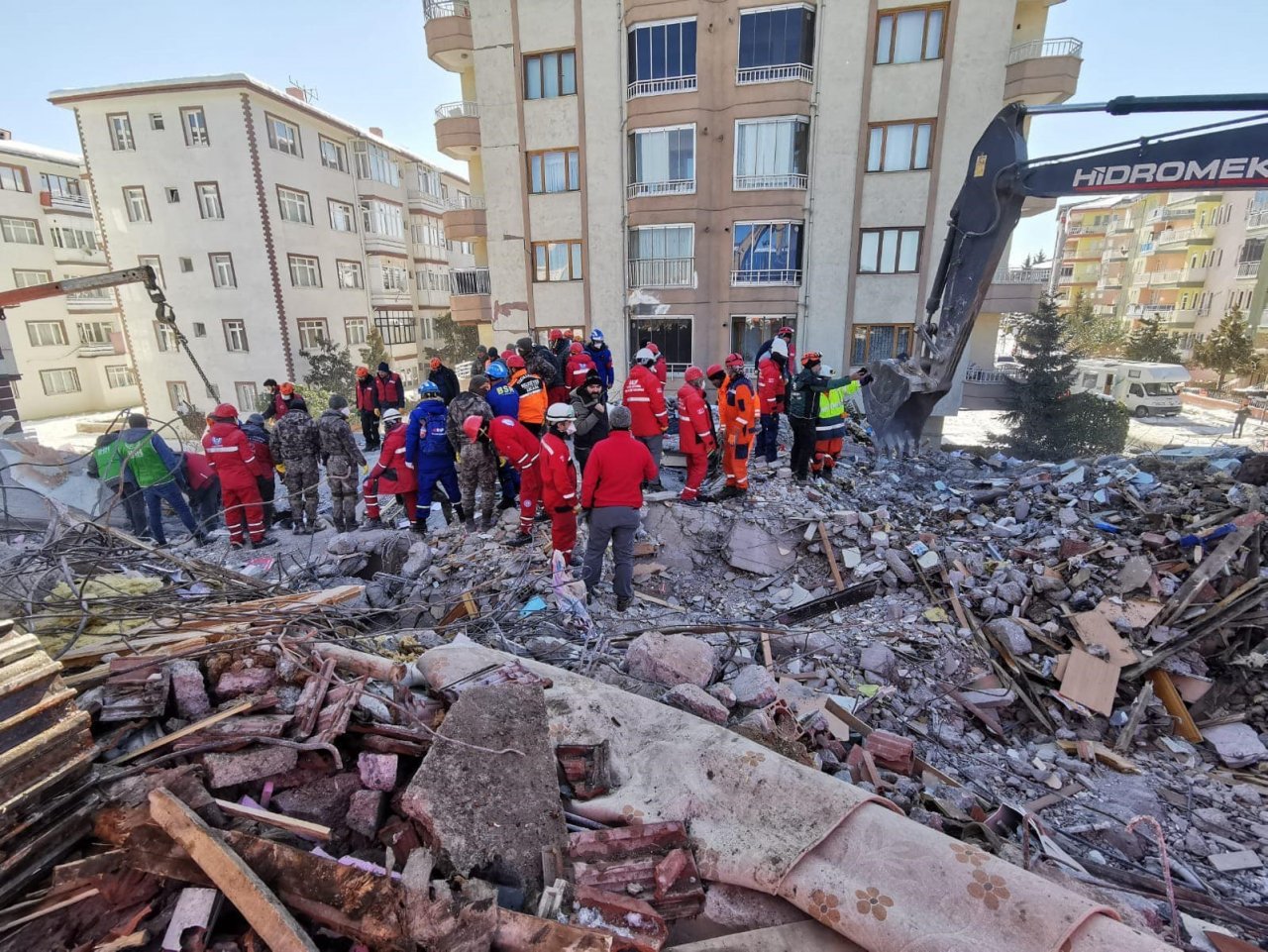 ADÜ Arama Kurtarma Ekibi deprem bölgesinde