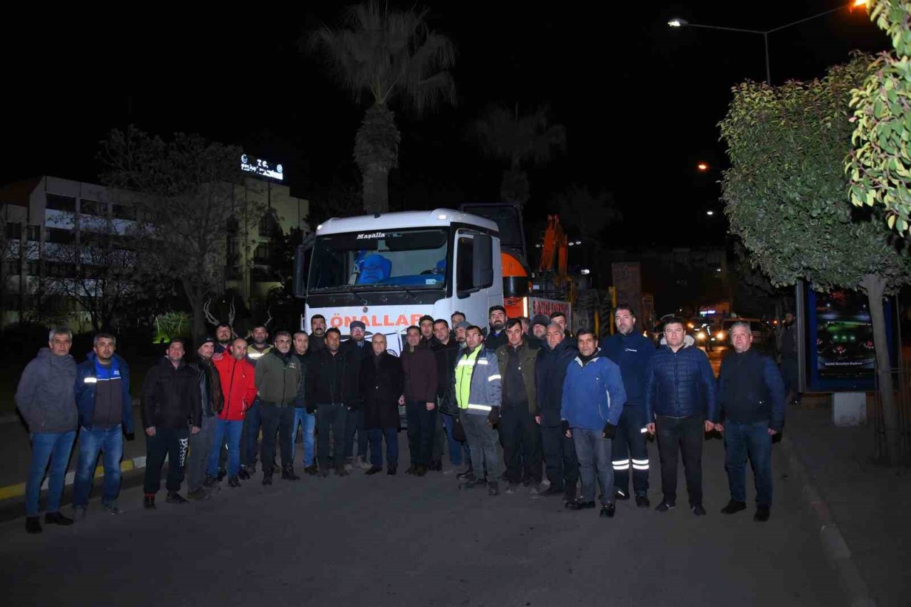 Salihli Belediyesi deprem bölgesine iş makinesi ve personel gönderdi