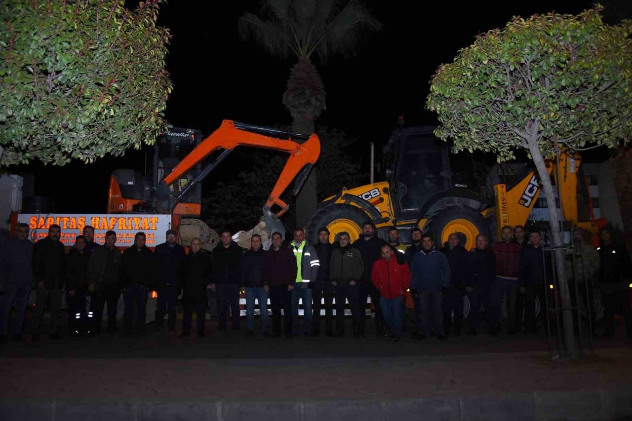 Salihli Belediyesi deprem bölgesine iş makinesi ve personel gönderdi