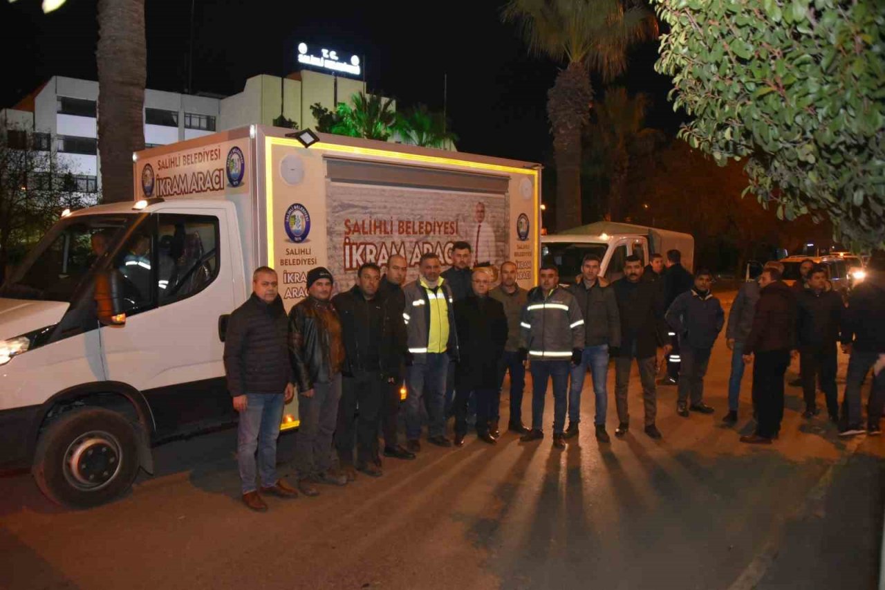 Salihli Belediyesi deprem bölgesine iş makinesi ve personel gönderdi