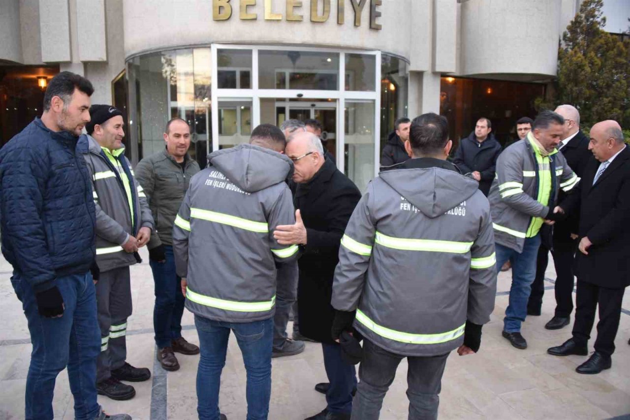 Salihli Belediyesi deprem bölgesine iş makinesi ve personel gönderdi