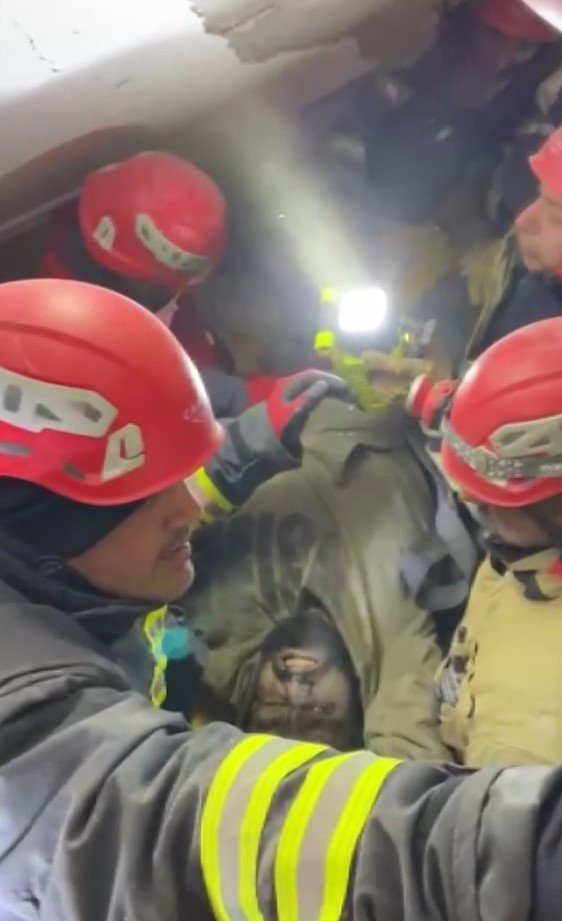 Enkaz altında yaşam mücadelesi veriyordu, 89 saat sonra kurtarıldı