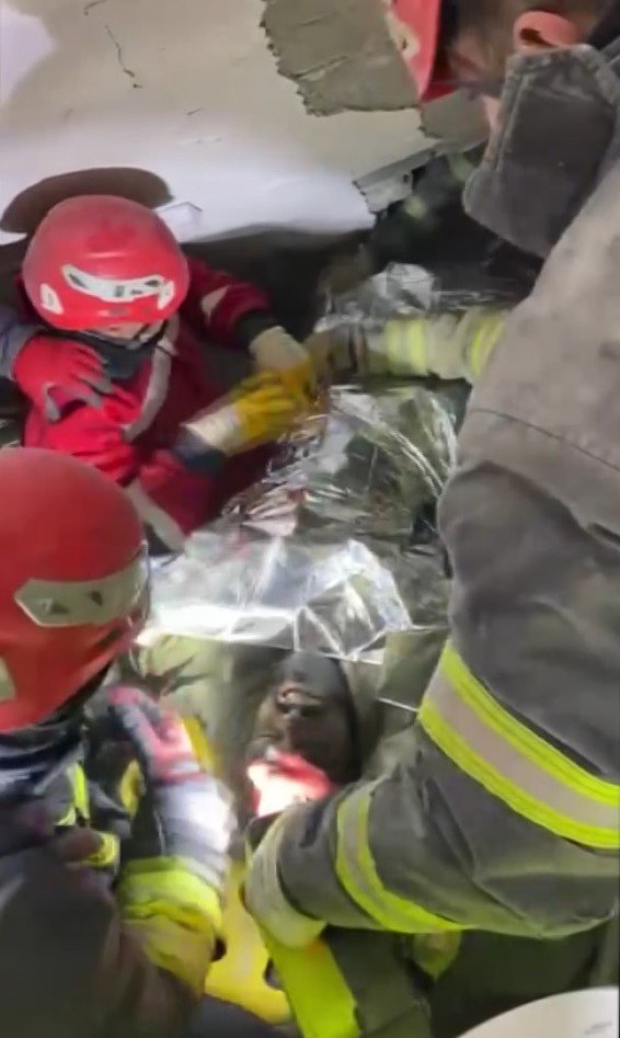 Enkaz altında yaşam mücadelesi veriyordu, 89 saat sonra kurtarıldı