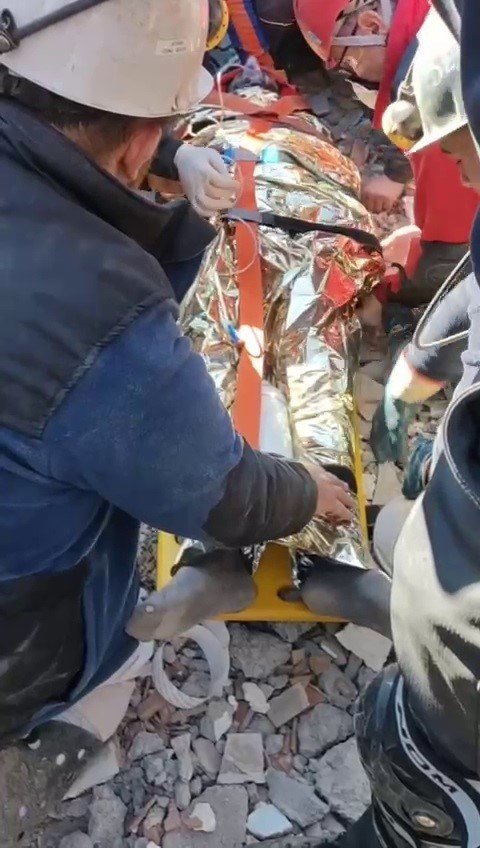 Depremin 82. saatinde enkazdan canlı olarak çıkartıldı