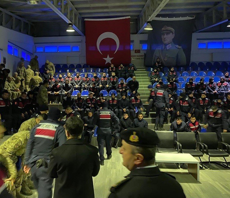 Jandarma deprem bölgesine gönderildi